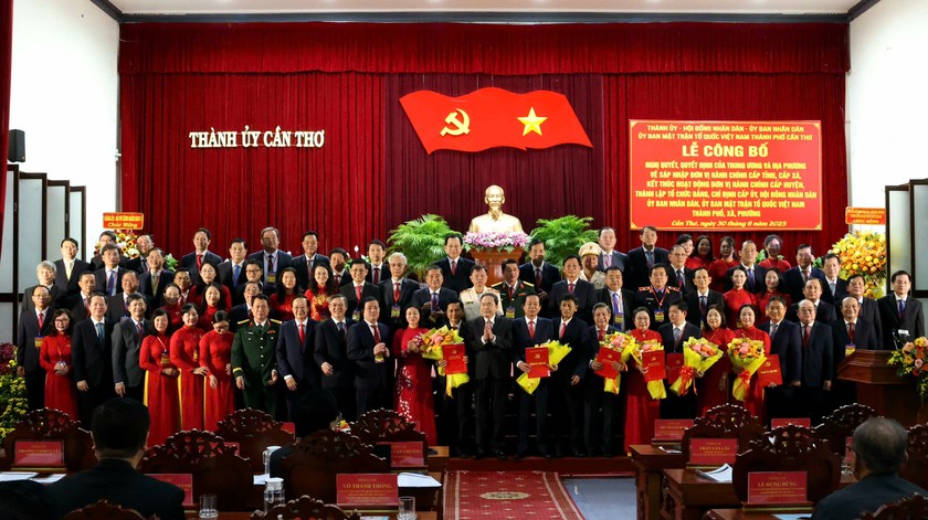 Chủ tịch Quốc hội Trần Thanh Mẫn trao quyết định cho Ban Chấp hành Đảng bộ TP Cần Thơ.