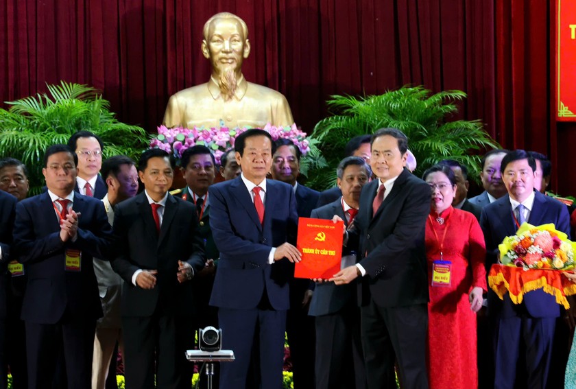 Chủ tịch Quốc hội Trần Thanh Mẫn trao quyết định cho ông Đỗ Thanh Bình - Bí thư Thành ủy Cần Thơ.
