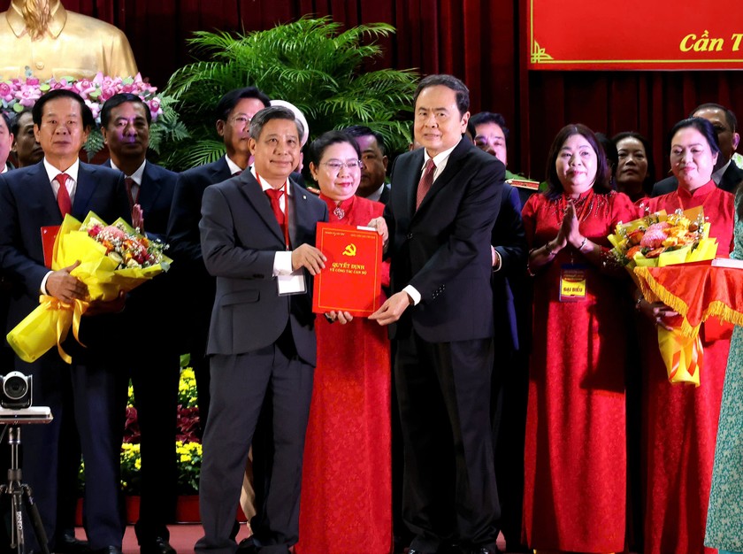Chủ tịch Quốc hội Trần Thanh Mẫn trao quyết định cho ông Đồng Văn Thanh - Phó Bí thư Thường trực Thành ủy, Chủ tịch HĐND TP Cần Thơ.