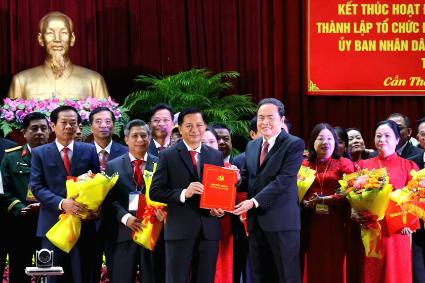 Chủ tịch Quốc hội Trần Thanh Mẫn trao quyết định cho ông Trần Văn Lâu - Phó Bí thư Thành ủy, Chủ tịch UBND TP Cần Thơ.