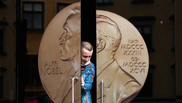 Ai là chủ nhân đầu tiên của giải Nobel 2019?