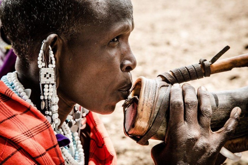 Bộ lạc Maasai (được tìm thấy ở Kenya và Tanzania) coi khạc nhổ như một cách để chào hỏi.