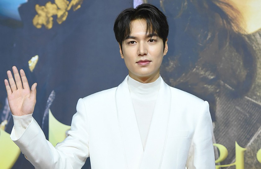 Trở lại sau một thời gian dài vắng bóng, Lee Min Ho tiếp tục "đốn tim" người hâm mộ bởi vẻ ngoài điển trai cùng thần thái ấn tượng.