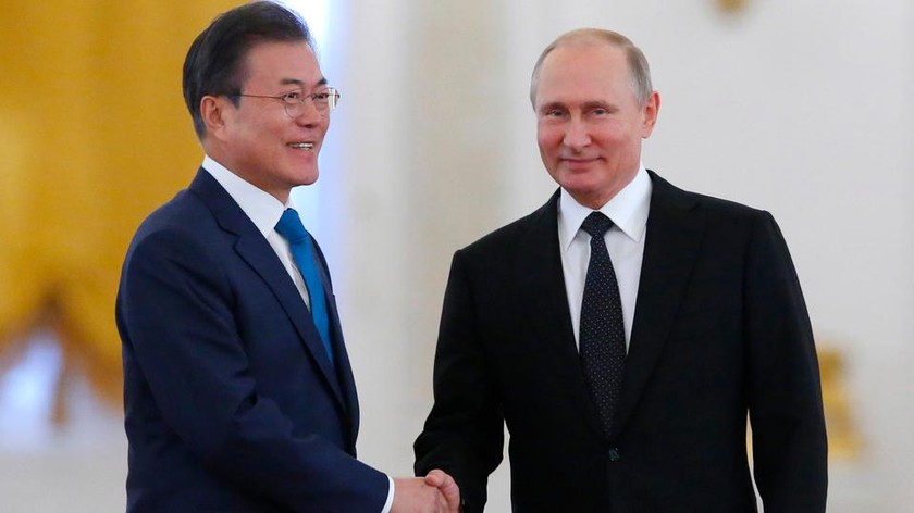 Tổng thống Hàn Quốc Moon Jae-in và Tổng thống Nga Vladimir Putin.