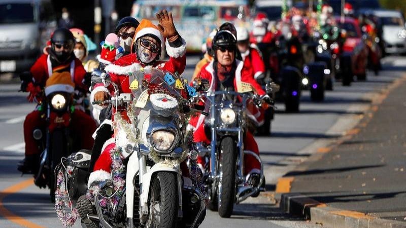 Những thành viên của câu lạc bộ "Ông già Noel Harley" đã đóng vai những ông già tuyết diễu hành tại thủ đô Tokyo. 