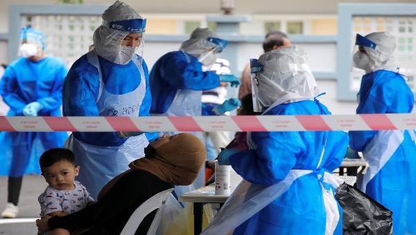 Người dân xét nghiệm Covid-19 ở Malaysia, ngày 7/1/2020. Ảnh: REUTERS.