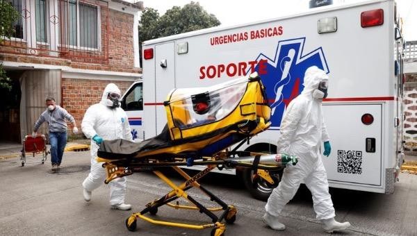 Nhân viên y tế chuyển một bệnh nhân 63 tuổi mắc Covid-19. Ảnh: REUTERS.