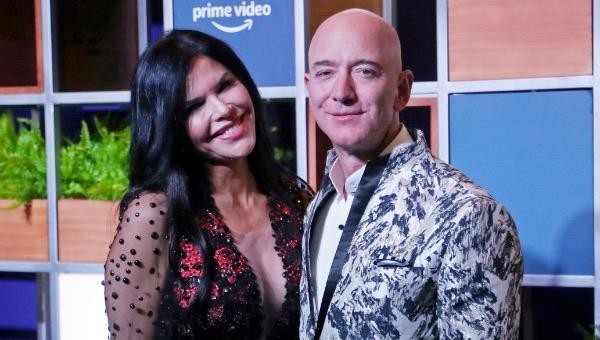 Jeff Bezos và bạn gái Lauren Sanchez.