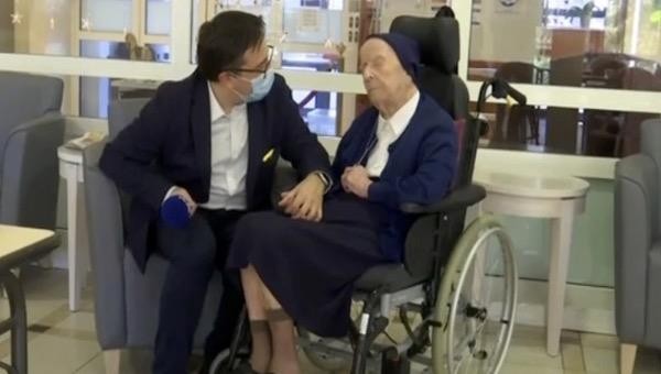 Ông David Tavella, người phụ trách truyền thông của viện dưỡng lão, nói chuyện với sơ André hôm 9/2. Ảnh: AP.