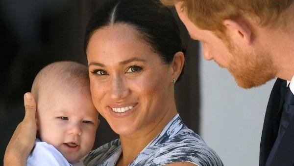 Hoàng tử Harry và Meghan Markle cùng con trai đầu lòng. 