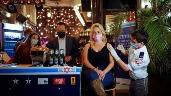 Một nhân viên y tế ở Tel Aviv, Israel tiêm vắc xin ngừa COVID-19 cho người dân ngày 18/2.