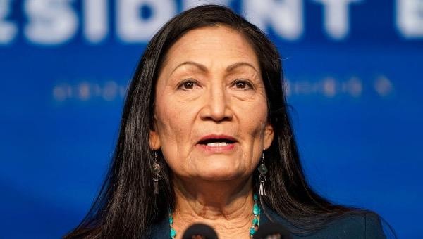 Bà Deb Haaland.