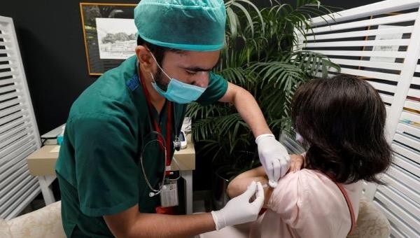 Cô gái Pakistan tiêm vaccine Sputnik V của Nga.
