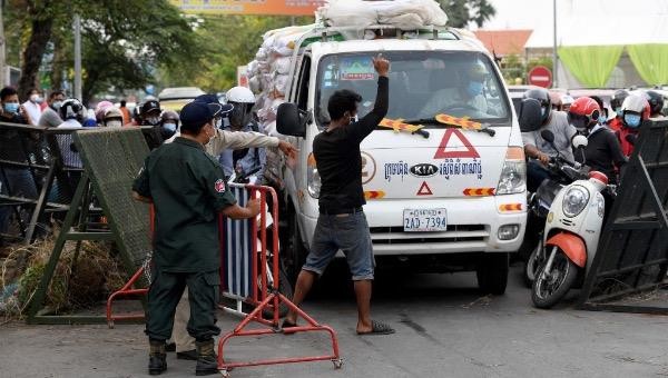Một trạm kiểm soát tại thủ đô Phnom Penh, Campuchia, hôm 15/4. 