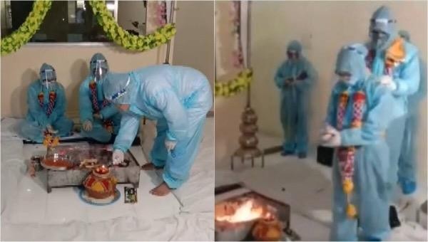Cặp đôi làm lễ cưới trong bộ trang phục bảo hộ kín mít.