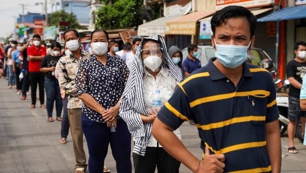 Người dân xếp hàng chờ tiêm chủng tại Phnom Penh.