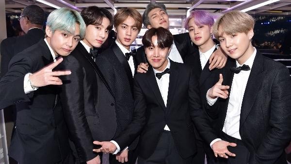 BTS - một nhóm nhạc Hip-hop gồm 7 thành viên chính thức ra mắt vào 13/6/2013 do công ty Big Hit Entertainment thành lập.
