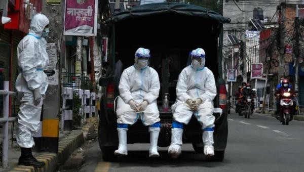 Các nhân viên quân đội Nepal mặc thiết bị bảo vệ cá nhân (PPE).