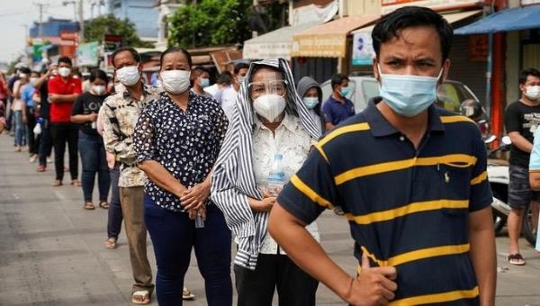 Người dân xếp hàng để được tiêm vaccine.