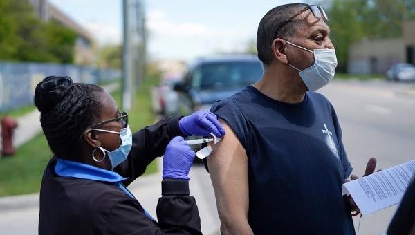 Đàn ông đang được tiêm vaccine ngừa COVID-19.