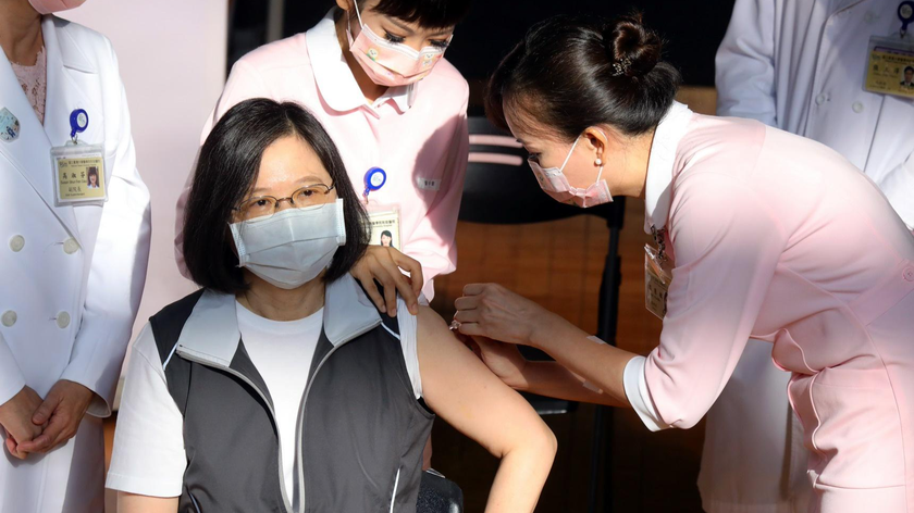 Bà Thái Anh Văn tiêm vaccine của Medigen vào ngày 23/8. Ảnh: REUTERS.