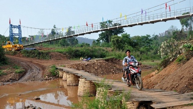 Cây cầu giúp hàng ngàn học sinh không phải chui túi nylon khi qua suối đã bị lật vào tối qua. 