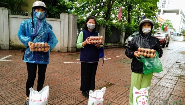 Thưc phẩm hàng ngày được các cấp chính quyền, tổ chức, cá nhân trao cho những hoàn cảnh khó khăn trên địa bàn quận Ba Đình.