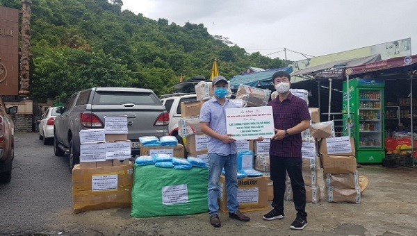 Ông Hà Ngọc Sơn -TGĐ  Tập đoàn Aikya Pharma trao vật tư y tế cho nhóm phóng viên tác nghiệp tại Đà Nẵng.