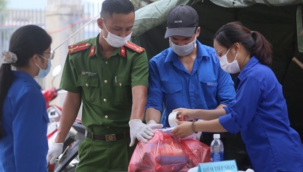 Hàng nghìn sinh viên khác của ĐH Kinh tế Y Dược Đà Nẵng cũng có mặt tại các khu cách ly, điểm chốt trực.