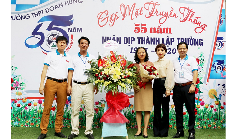 Cựu học sinh trở về thăm trường nhân dịp kỷ niệm 55 năm thành lập trường THPT Đoan Hùng.