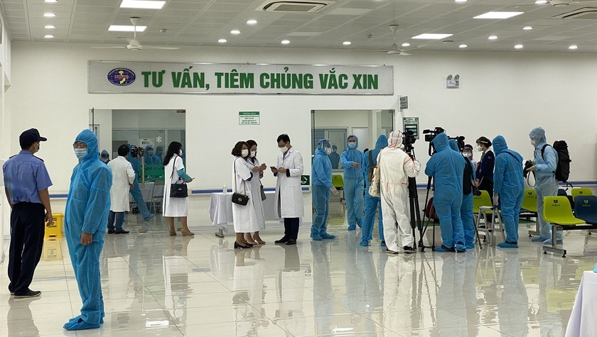 Sáng nay ưu tiên tiêm vắc xin ngừa Covid -19 cho các y bác sĩ nữ