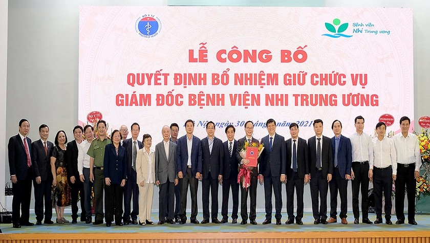 Bộ trưởng Bộ Y tế Nguyễn Thanh Long, đại diện các đơn vị thuộc Bộ Y tế và lãnh đạo tiền nhiệm Bệnh viện Nhi Trung ương chúc mừng PGS.TS Trần Minh Điển. Ảnh:Trần Minh