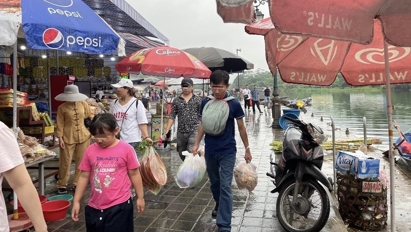 Nhiều người "lơ là" trong công tác phòng dịch COVID-19.