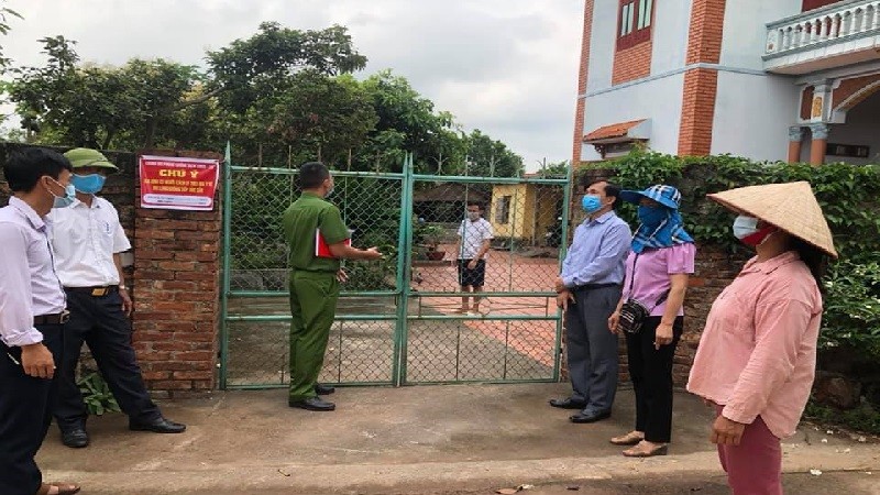 Kểm tra F2 chấp hành việc cách ly tại nhà (Ảnh: Sở Y tế Bắc Giang)