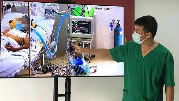 BS Trần Thanh Linh vui mừng thông báo sáng 8/6 có 1 bệnh nhân đã cai ECMO (ảnh: Phạm Ngọc Mai)