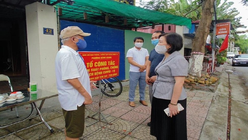 Quận Ngô Quyền giám sát chặt chẽ và hỗ trợ nhu yếu phẩm thiết yếu cho khu vực phong tỏa cách ly y tế thuộc phường Đằng Giang. (Ảnh: CTTĐT Hải Phòng)