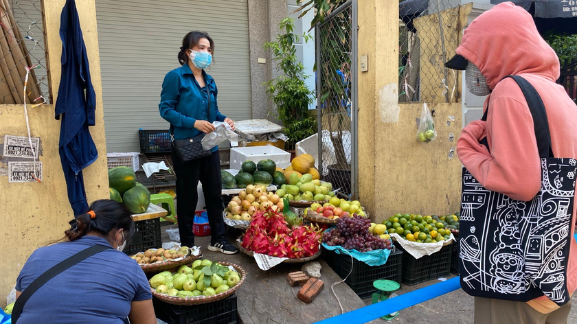 Người bán và người mua đều giãn cách, đảm bảo công tác phòng, chống dịch. Ảnh: Ngọc Nga