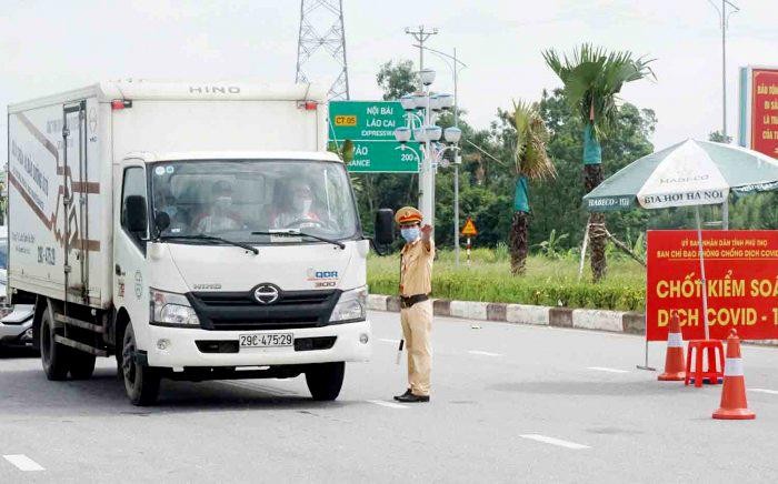 Các lực lượng chức năng kiểm soát phòng dịch COVID-19 tại nút IC7 Cao tốc Nội Bài - Lào Cai. Ảnh: CTTĐT Phú Thọ.