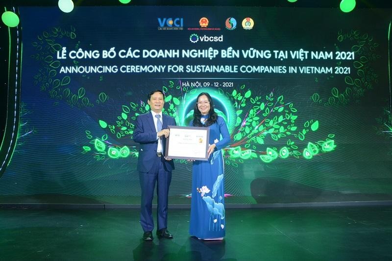 Ông Phạm Tấn Công, Chủ tịch Phòng thương mại và công nghiệp Việt Nam (VCCI) trao chứng nhận Top 10 Doanh nghiệp bền vững Việt Nam CSI 2021 cho bà Đào Thuý Hà, Phó Tổng giám đốc Kinh doanh & Marketing CTCP Traphaco