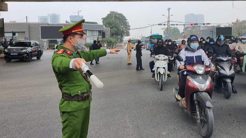 Lực lượng chức năng phân luồng giao thông. Ảnh: Chu Dũng