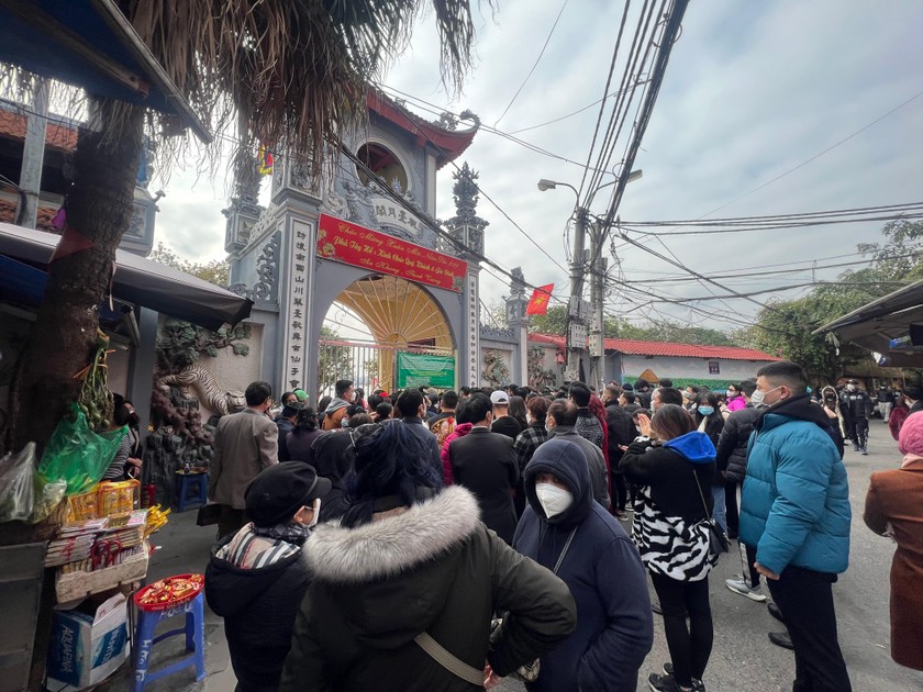 Hàng trăm người đứng tập trung trước cổng số 75 đường Đặng Thai Mai để đợi đến lượt vào lễ Phủ. Ảnh; Mỵ Châu