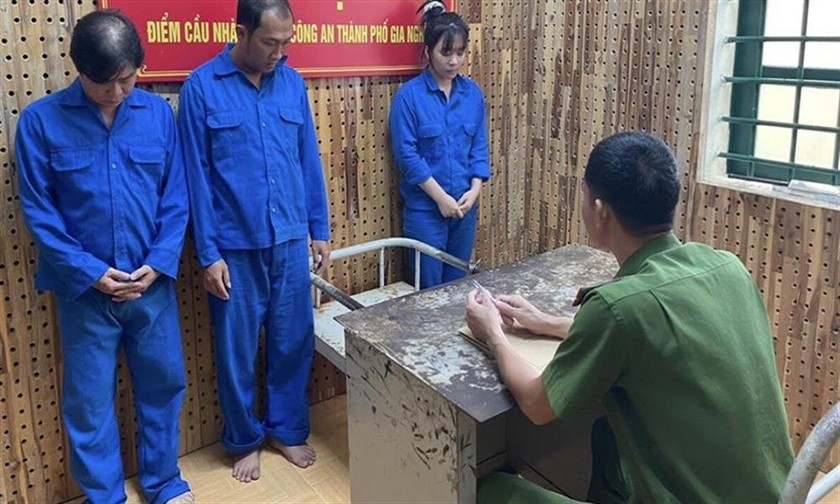 Các đối tượng trong vụ án tại cơ quan điều tra. Ảnh: Bộ Công an