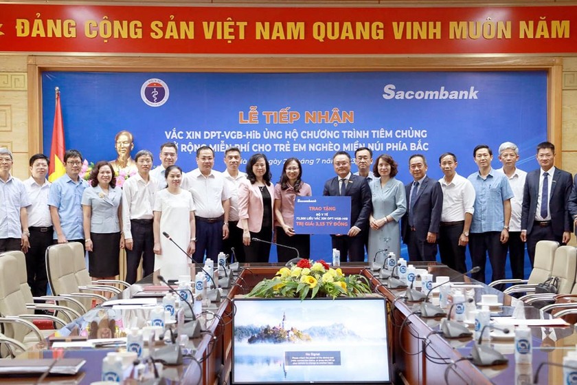 Bộ trưởng Đào Hồng Lan, Thứ trưởng Nguyễn Thị Liên Hương, lãnh đạo các đơn vị thuộc, trực thuộc Bộ Y tế và đại diện nhà tài trợ cùng đại diện các tỉnh miền núi nhận vaccine tại buổi lễ.