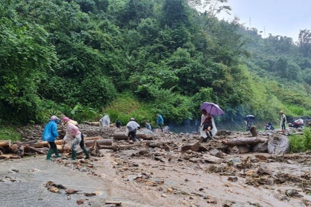 Hình ảnh 1 lượng lớn đất đá sạt kín mặt đường đã khiến giao thông trên tuyến đường Quốc lộ 32 (đoạn thuộc địa phận tỉnh Yên Bái) bị ảnh hưởng.Nguồn ảnh Báo SKĐS