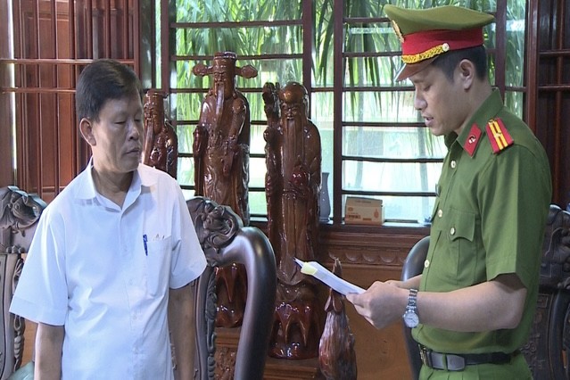 Cơ quan Cảnh sát điều tra Công an tỉnh thi hành lệnh bắt Lê Chí Cường, nguyên Giám đốc Cơ sở cai nghiện ma túy số 1 Thanh Hóa. Ảnh Công an Thanh Hóa. Nguồn ảnh VGP