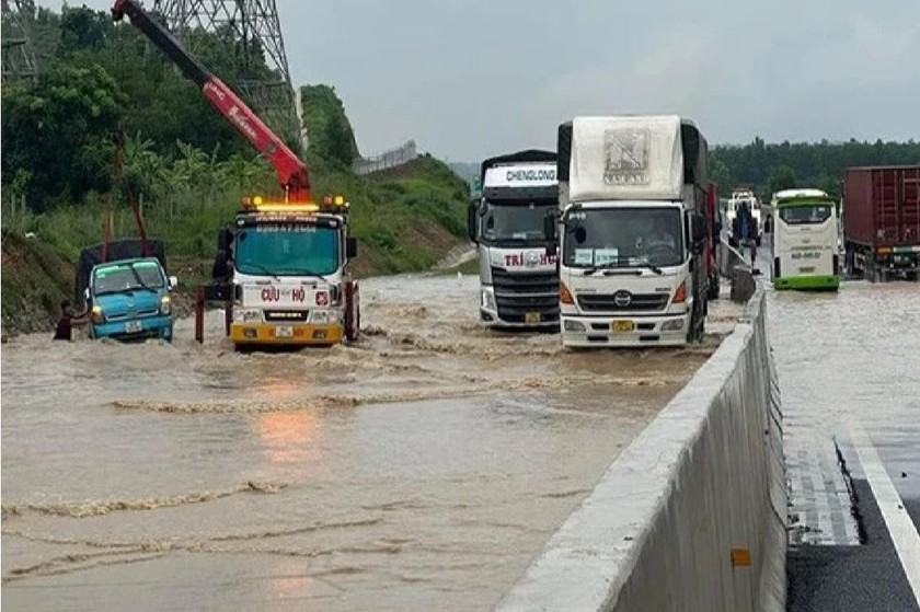 Ngập trên đường cao tốc Phan Thiết - Dầu Giây vào sáng 29/7 vừa qua. Ảnh: NLĐ