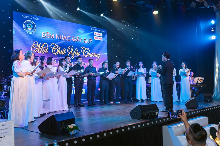 Ca khúc mở màn: “Hãy yêu nhau đi” do dàn hợp xướng Pray & Sing trình bày.