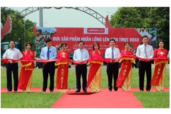 Ông Lê Minh Hoan - Bộ trưởng Bộ Nông nghiệp và PTNT cắt băng khai mạc Hội nghị đưa sàn thương mại điện tử VOSO (Bộ trưởng mặc áp trắng đứng thứ 3 từ trái qua phải).