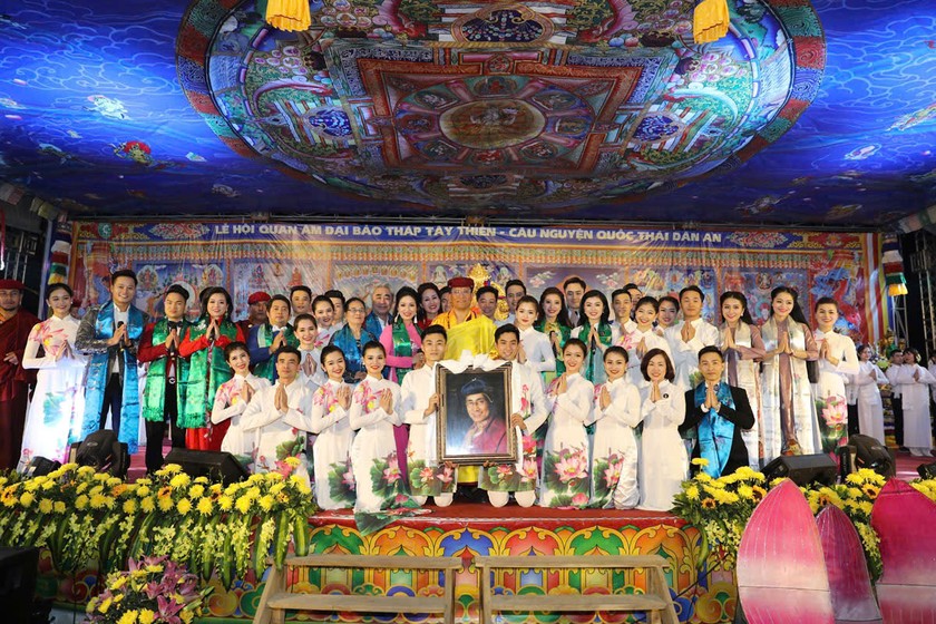 Đức Gyalwang Drukpa chụp ảnh kỷ niệm cùng các nghệ sĩ Việt Nam tại đêm nhạc Phật giáo 2019.