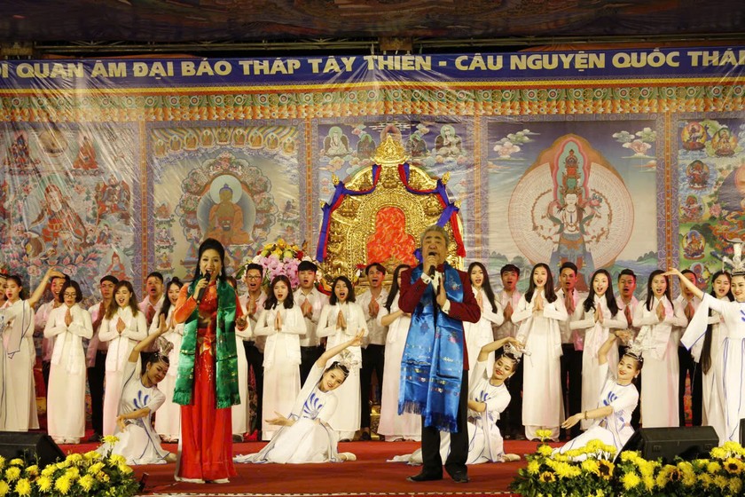 NSND Quang Thọ và NSUT Phương Nga trên sân khấu Đại Bảo tháp Tây Thiên.